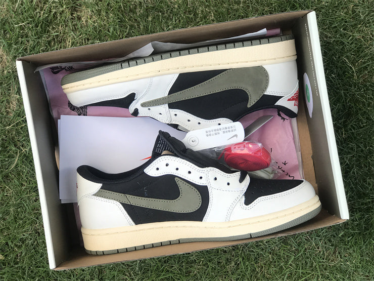 Jordan x Travis Scott
Jordan 1 low olive green